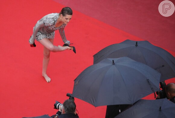 Descalça em Cannes! Kristen Stewart quebra protocolo e sobe escadaria sem salto nesta segunda-feira, dia 14 de maio de 2018