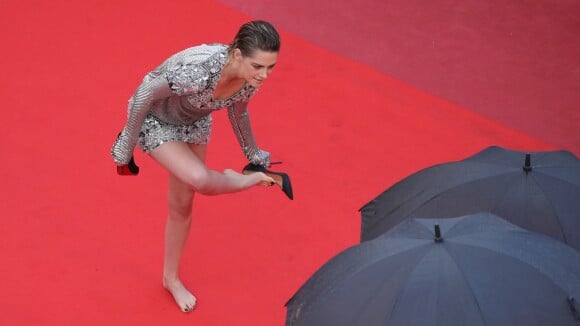 Cheia de atitude! Kristen Stewart tira salto e sobe escadaria descalça em Cannes