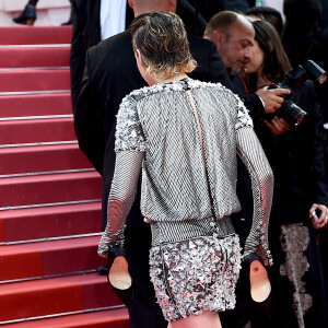 Kristen Stewart não hesitou ao subir as escadas do Palácio dos Festivais sem salto
