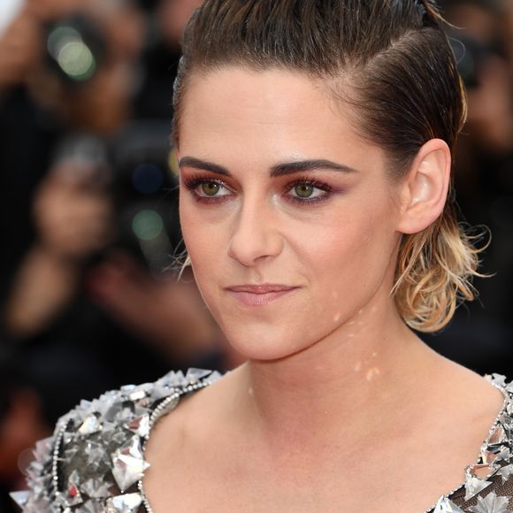Kristen Stewart apostou em make com sombra colorida e boca nude