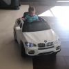Filho de Gusttavo Lima e Andressa Suita, Gabriel brincou em carro elétrico infantil nesta segunda-feira, 14 de maio de 2018