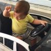 Andressa Suita publicou foto do filho, Gabriel, brincando em minicarro elétrico infantil 