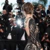 Alessandra Ambrosio atraiu flashs com o colar de luxo da joalheiria suíça
