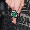 O anel usado por Alessandra Ambrosio tinha uma esmeralda de corte de cabochão de 41 quilates