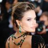 Alessandra Ambrosio valoriza decote nas costas com colar de luxo com mais de 2.000 pedras preciosas