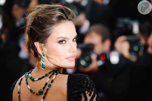 Alessandra Ambrosio valoriza decote nas costas com colar de luxo com mais de 2.000 pedras preciosas