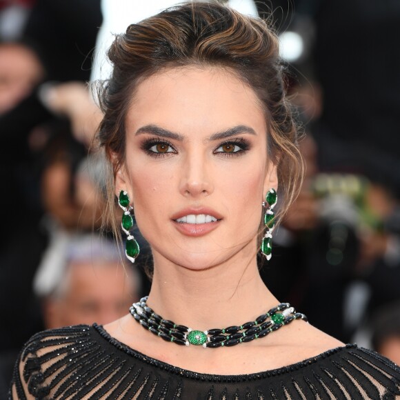 Alessandra Ambrosio inverteu o colar da joalheria suíça De Grisogono para valorizar seu vestido com decote nas costas