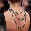 Alessandra Ambrosio usou colar com 15 esmeraldas lapidadas em cabochão, 65 pedras de ônix lapidadas, 1.349 esmeraldas e 1.416 diamantes brancos