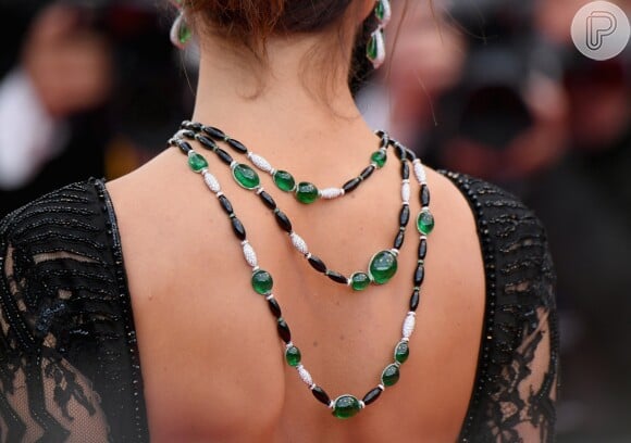 Alessandra Ambrosio usou colar com 15 esmeraldas lapidadas em cabochão, 65 pedras de ônix lapidadas, 1.349 esmeraldas e 1.416 diamantes brancos