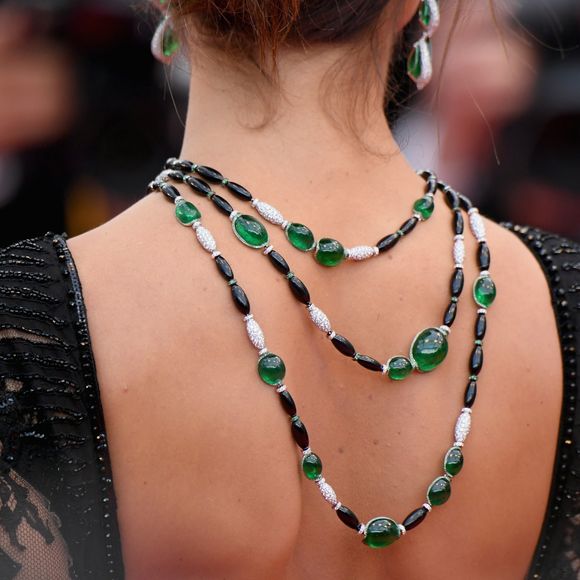Alessandra Ambrosio usou colar com 15 esmeraldas lapidadas em cabochão, 65 pedras de ônix lapidadas, 1.349 esmeraldas e 1.416 diamantes brancos