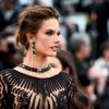 Alessandra Ambrosio valoriza decote nas costas com colar invertido em Cannes