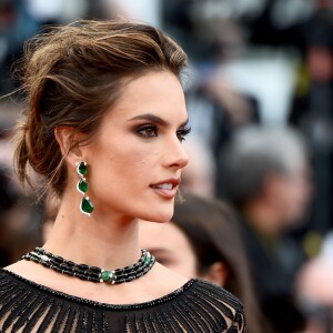 Alessandra Ambrosio valoriza decote nas costas com colar invertido em Cannes