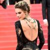 Alessandra Ambrosio valoriza decote nas costas com colar invertido em Cannes nesta segunda-feira, dia 14 de maio de 2018