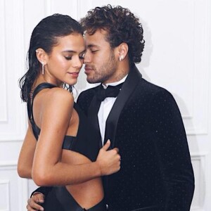 Bruna Marquezine mostrou uma sobremesa na qual ganhou uma declaração de Neymar: 'Te amo, preta'