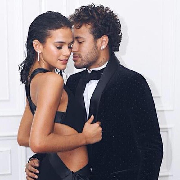 Bruna Marquezine mostrou uma sobremesa na qual ganhou uma declaração de Neymar: 'Te amo, preta'