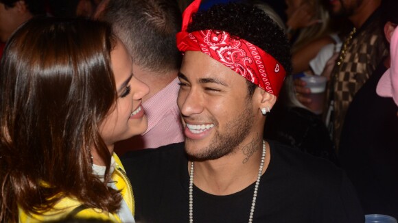 Bruna Marquezine comemora convocação de Neymar com samba e vinho. Vídeos!