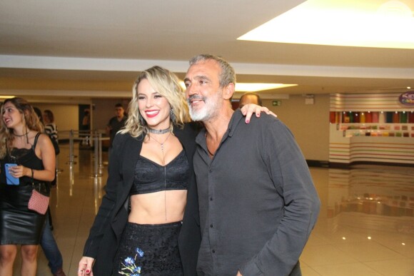 Paolla Oliveira foi prestigiada pelo namorado, o diretor Rogério Gomes, no lançamento do filme 'Alguém Como Eu'