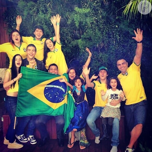 No dia 12 de junho, Paula assitiu ao jogo do Brasil ao lado do noivo e de seus filhos. Tudo parecia estar bem entre o casal