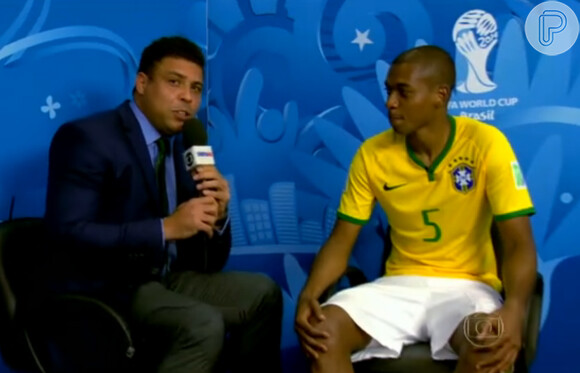 No dia 24 de junho, o ex-jogador apareceu durante entrevista com o camisa % da Seleção, Fernandinho, sem o anel de noivado