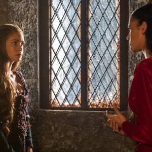 Amália (Marina Ruy Barbosa) acusa Catarina (Bruna Marquezine) de armar sua prisão por um caçador de bruxas nos próximos capítulos da novela 'Deus Salve o Rei': 'Foi você que colocou o livro de bruxaria na minha antiga casa'
