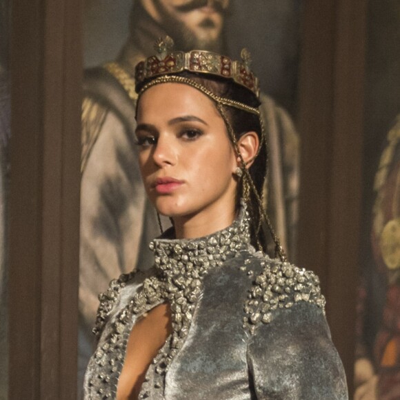 Catarina (Bruna Marquezine) decide aproveitar o surto de peste em Montemor para se livrar da rival Amália (Marina Ruy Barbosa) nos próximos capítulos da novela 'Deus Salve o Rei'