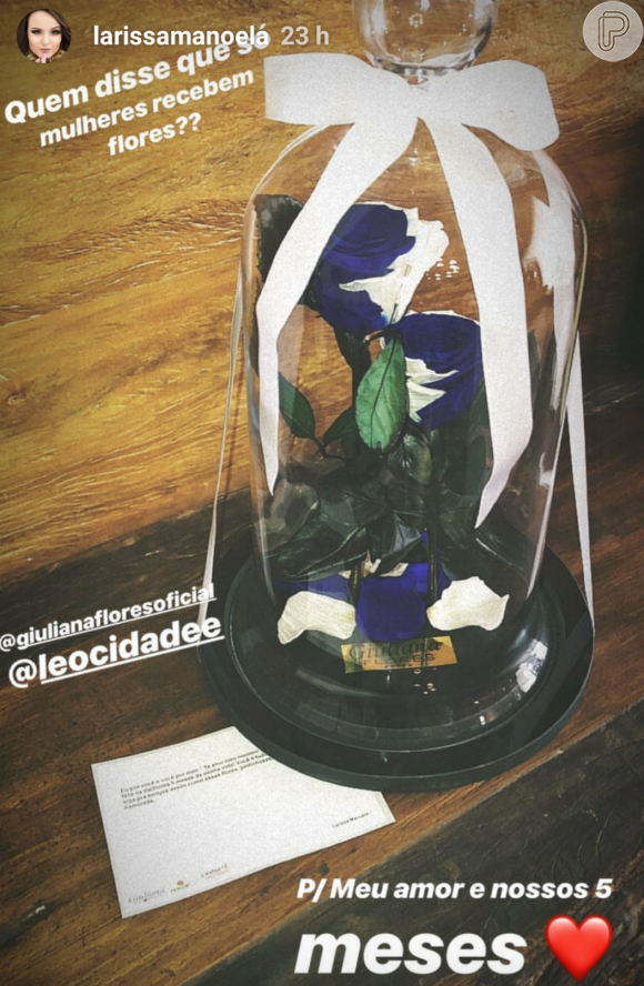 Larissa Manoela presenteou o namorado, Leo Cidade, com flores ao comemorar 5 meses de namoro