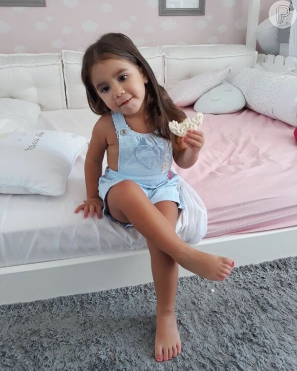 Deborah Secco compartilhou foto da filha, Maria Flor, de 2 anos, pronta para vê-la estrear na novela 'Segundo Sol' como Karola