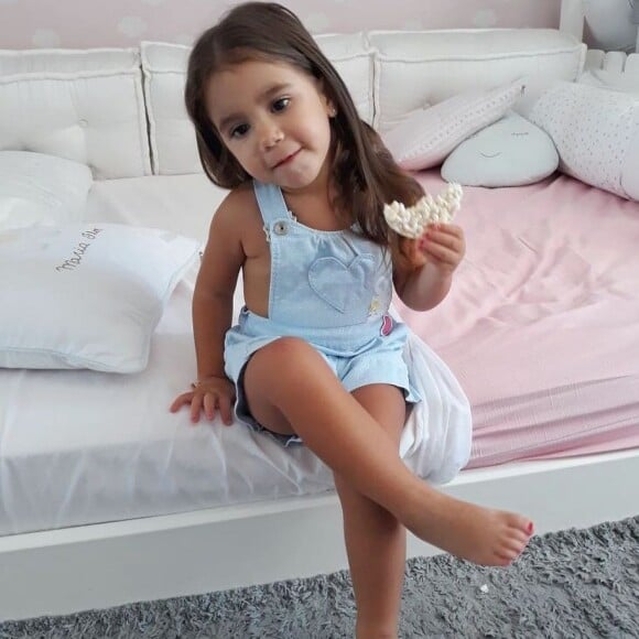 Deborah Secco compartilhou foto da filha, Maria Flor, de 2 anos, pronta para vê-la estrear na novela 'Segundo Sol' como Karola