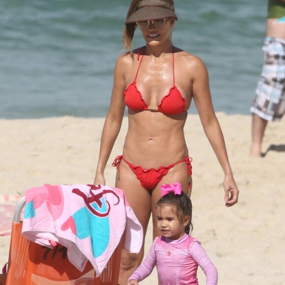 'Pela primeira vez me vejo vivendo essa experiência de conciliar rotina de trabalho com a de mãe', escreveu Deborah Secco sobre atuar com papel de destaque na novela 'Segundo Sol' e cuidar de Maria Flor, de 2 anos