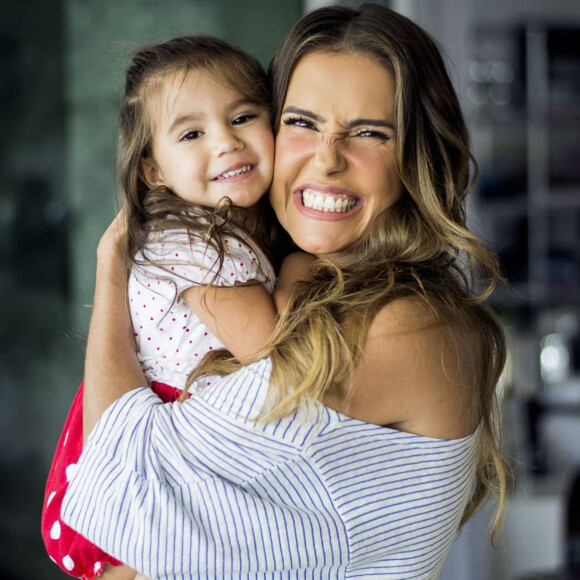 Mãe de Maria Flor, de 2 anos, Deborah Secco relata desafio para conciliar vida profissional com a maternidade