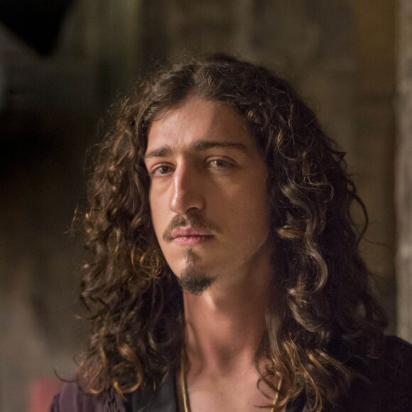 Rodolfo (Johnny Massaro) se lamenta ao reunir mendigos para tentar destronar Afonso (Romulo Estrela) nos próximos capítulos da novela 'Deus Salve o Rei': 'A única coisa que esta gente passa é piolho e pereba àqueles quem chegarem perto!'