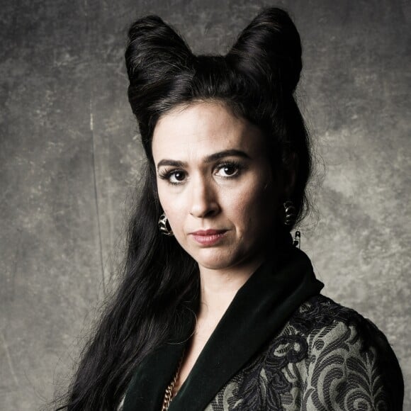 Lucrécia (Tatá Werneck) desdém de Rodolfo (Johnny Massaro) e sugere que todos os conselheiros voltem a dormir nos próximos capítulos da novela 'Deus Salve o Rei'