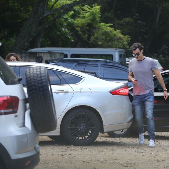 Joaquim Lopes e Juliane Araújo deixaram o restaurante em carro dirigido pelo ator