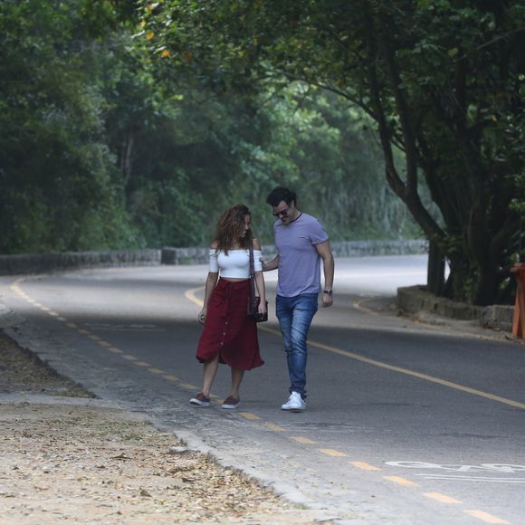 Joaquim Lopes e Juliane Araújo deixaram o restaurante juntos