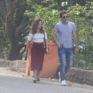 Joaquim Lopes caminha lado a lado com Juliane Araújo após deixar restaurante