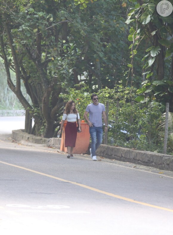 Joaquim Lopes caminha lado a lado com Juliane Araújo após deixar restaurante