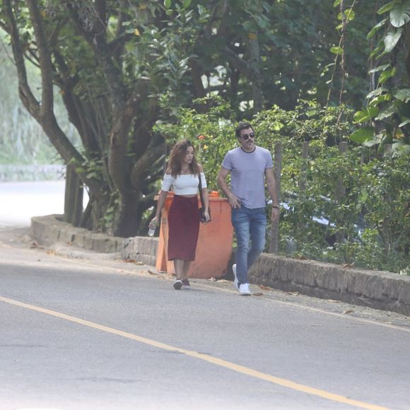 Joaquim Lopes caminha lado a lado com Juliane Araújo após deixar restaurante
