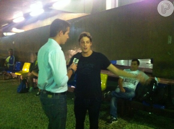 Fábio Porchat conversa com repórter da TV Globo em rodoviária antes de embarcar para Belo Horizonte. O flagra aconteceu na madrugada de 8 de julho de 2014