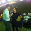 Fábio Porchat conversa com repórter da TV Globo em rodoviária carioca