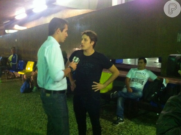 Fábio Porchat conversa com repórter da TV Globo em rodoviária carioca