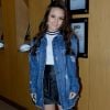 Larissa Manoela escolheu look moderno com jaqueta jeans oversized para cinema com o namorado