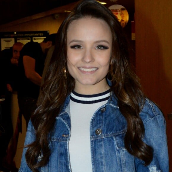 Larissa Manoela usou maquiagem natural e olhos de gatinho