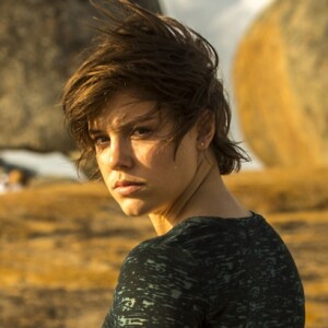 Alice Wegmann fala sobre aprendizados que teve nas filmagens da série 'Onde Nascem os Fortes': 'Temos que estar sempre atentos aos outros e não ligar para classe social, cor, nada. O que importa é o que temos para oferecer. Foram muitos meses gravando no sertão e é uma gente muito simples, que tem muito amor pelo lugar que eles moram. Apesar da seca, eles são um povo leve e muito carinhoso, foi uma troca muito especial!'