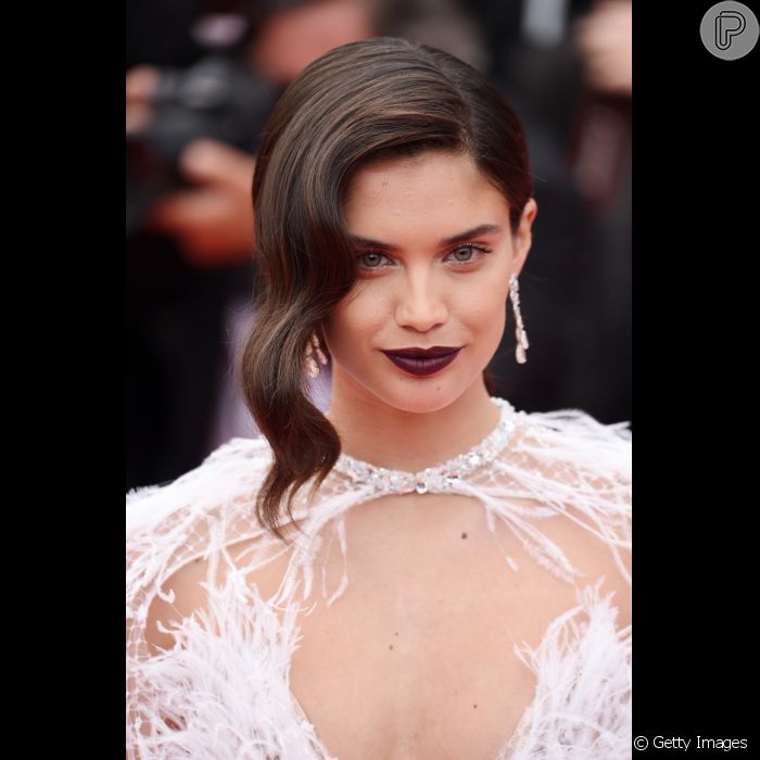 Sara Sampaio foi à exibição de 'Solo: A Star Wars Story' com um batom