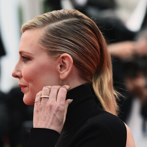 Cate Blanchett usou um penteado meio preso com uma das laterais polidas enquanto a outra permaneceu solta na exibição de 'Blackkklansman'