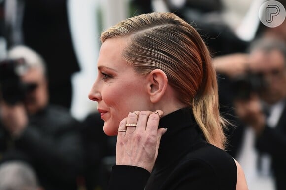 Cate Blanchett usou um penteado meio preso com uma das laterais polidas enquanto a outra permaneceu solta na exibição de 'Blackkklansman'