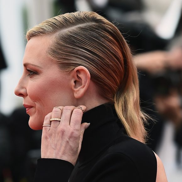 Cate Blanchett usou um penteado meio preso com uma das laterais polidas enquanto a outra permaneceu solta na exibição de 'Blackkklansman'