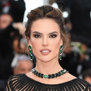 Já Alessandra Ambrosio apostou em um olho bem marcado com batom da cor da boca no tapate vermelho de 'Blackkklansman'