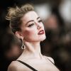 Amber Heard também apostou no bocão vermelho para a exibição de 'Sorry Angel' durante o 71º Festival de Cannes