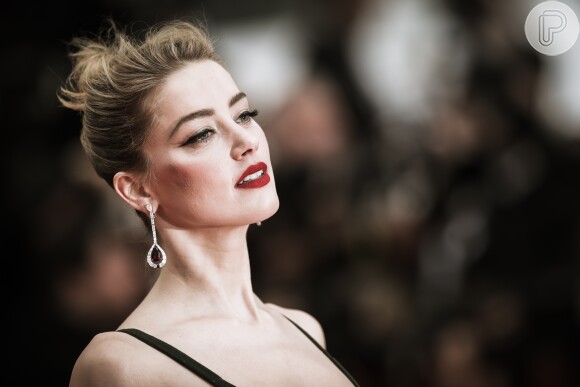 Amber Heard também apostou no bocão vermelho para a exibição de 'Sorry Angel' durante o 71º Festival de Cannes